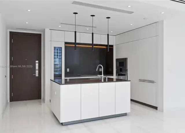 Property at 300 Biscayne Boulevard Way Unit 1004, Miami, FL, 33131, 2 beds, 2.5 baths, [object Object]