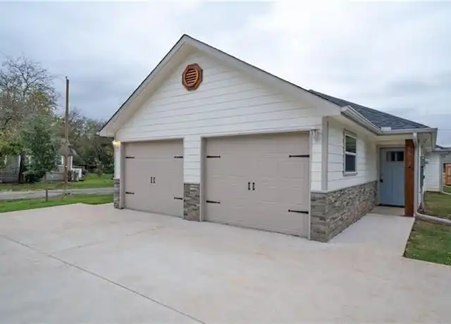 Property at 800 N Throckmorton St, Sherman, TX, 75090, 3 beds, 2 baths, [object Object]