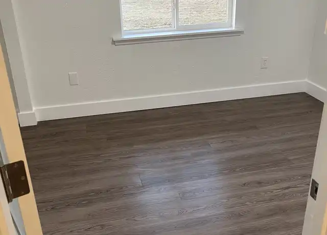 Property at 114 N Mill St Unit 4, Aberdeen, WA, 98520, 2 beds, 1 bath, [object Object]