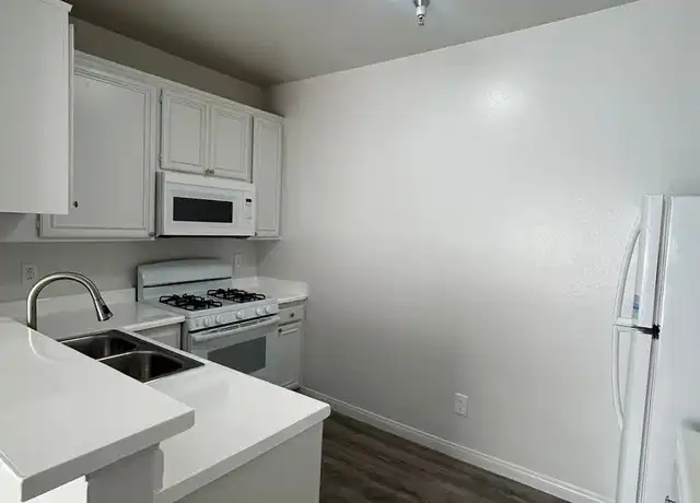 Property at 10650 Moorpark St Unit 205, North Hollywood, CA, 91602, 1 bed, 1 bath, [object Object]