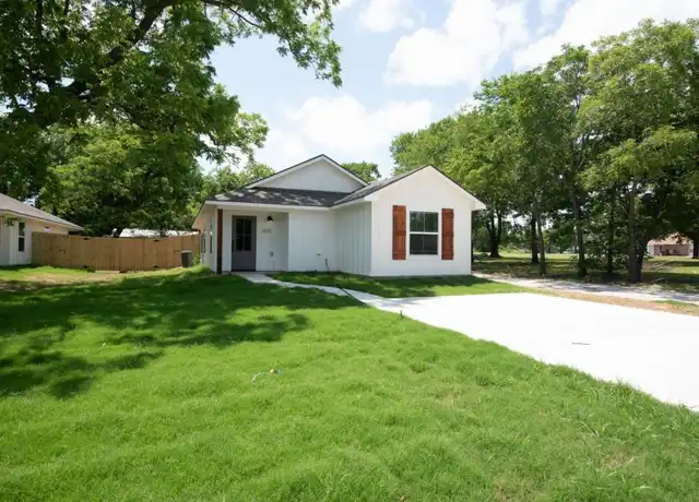 Property at 1325 Franklin Ave, Bonham, TX, 75418, 3 beds, 2 baths, [object Object]