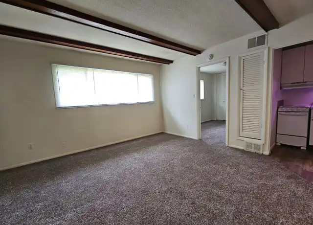 Property at 4 40th St NE Unit 04, Cedar Rapids, IA, 52402, 1 bed, 1 bath, [object Object]