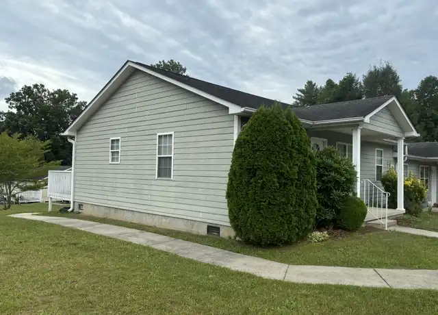 Property at 620 1st Ave W, Hendersonville, NC, 28739, 2 beds, 2 baths, [object Object]