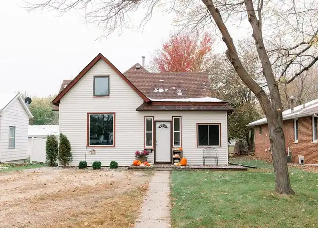 Property at 820 N Washington Ave, Saint Peter, MN, 56082, 4 beds, 2.5 baths, [object Object]
