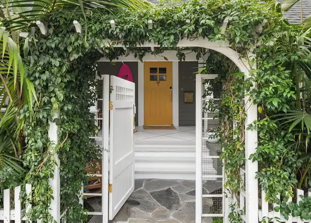 Property at 2704 3rd St, Santa Monica, CA, 90405, 4 beds, 2 baths, [object Object]