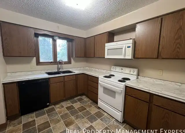 Property at 930 S Cleveland Ave, Sioux Falls, SD, 57103, 3 beds, 2.5 baths, [object Object]
