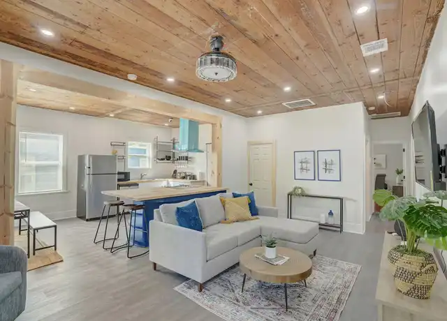 Property at 1311 W French Pl, San Antonio, TX, 78201, 3 beds, 2 baths, [object Object]