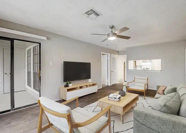 Photo of 575 E Torrey St, New Braunfels, TX 78130