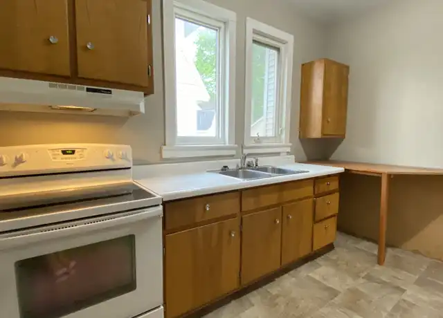 Property at 1021 5th Ave, Eau Claire, WI, 54703, 3 beds, 1 bath, [object Object]