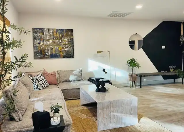 Property at 3002 S Edgefield Ave, Dallas, TX, 75224, 1 bed, 1 bath, [object Object]