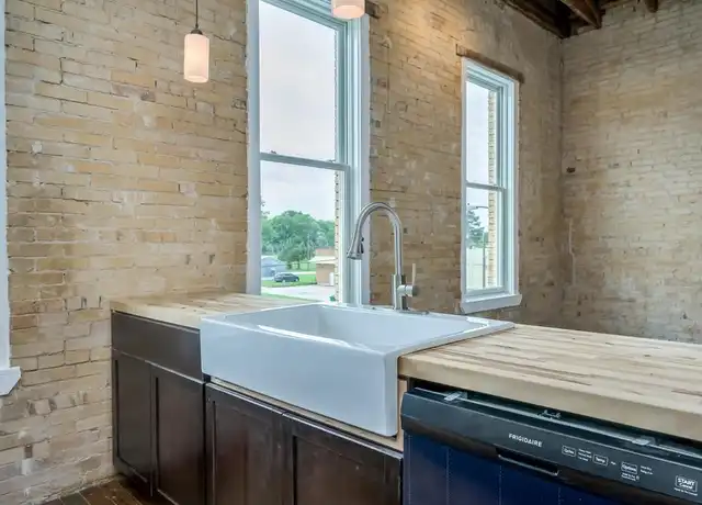 Property at 110 S Main St Unit 202, Elgin, TX, 78621, 2 beds, 1 bath, [object Object]
