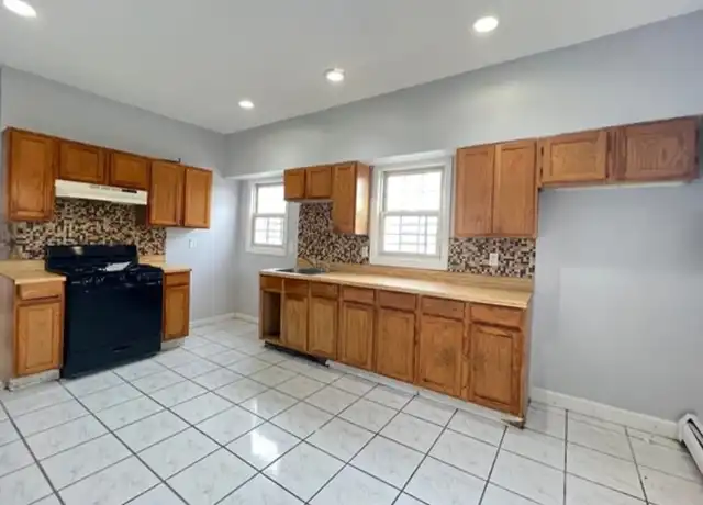 Property at 660 Hunterdon St Unit 1C, Newark, NJ, 07108, 3 beds, 1 bath, [object Object]