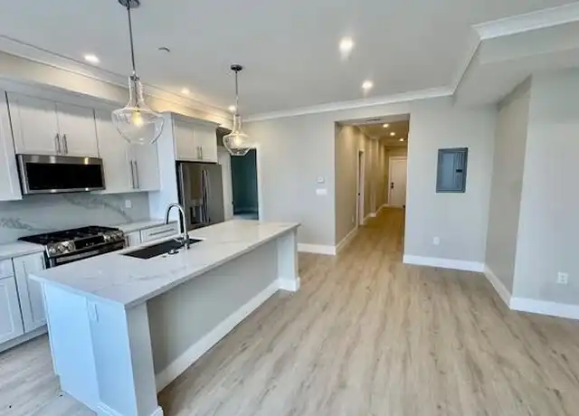 Property at 332 Victory Rd, Quincy, MA, 02171, 2 beds, 1 bath, [object Object]