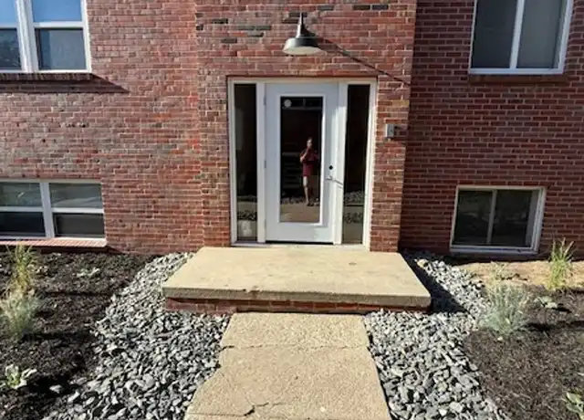 Property at 1332 S 30th Ave #8, Omaha, NE, 68105, 1 bed, 1 bath, [object Object]