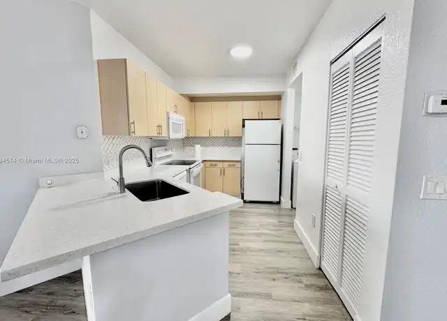 Property at 704 Belmont Ln, North Lauderdale, FL, 33068, 1 bed, 1 bath, [object Object]