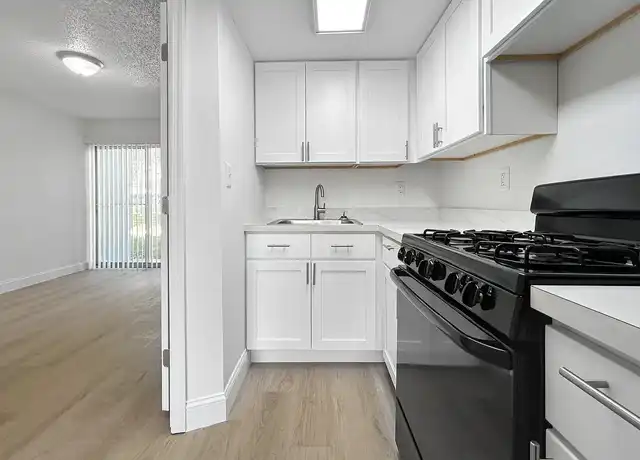 Property at Cinnamon Cove Apartments - 12401 N 15th St, Tampa, FL, 33612, 1 bed, 1 bath, [object Object]