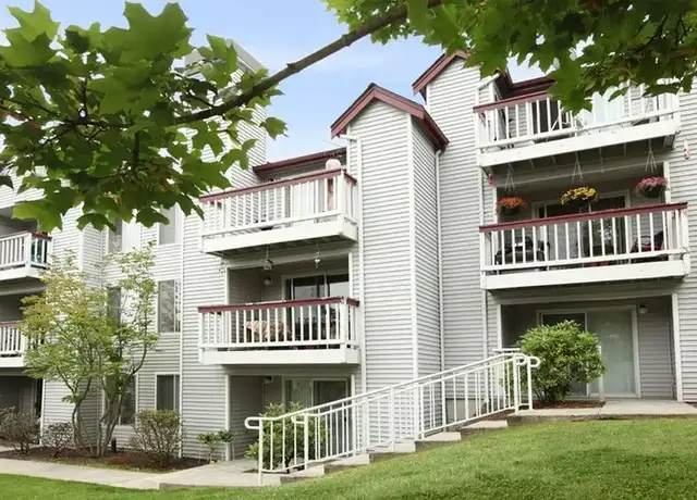 Photo of 327 S 177th Pl, Seattle, WA 98148