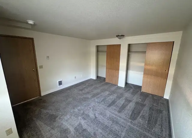 Photo of 327 S 177th Pl, Seattle, WA 98148