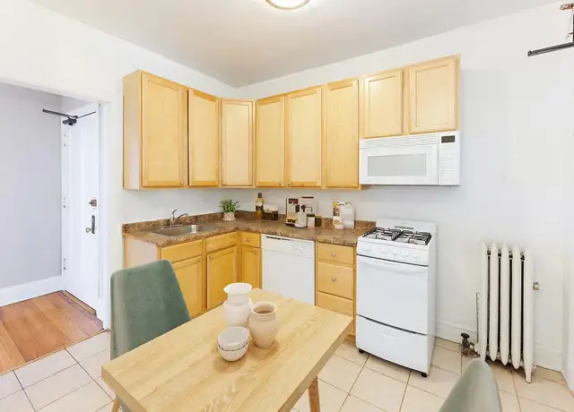 Photo of 618 Hinman Ave, Evanston, IL 60202