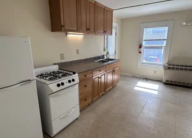 Property at 9 Lakeview Ter Apt 3, Burlington, VT, 05401, 1 bed, 1 bath, [object Object]