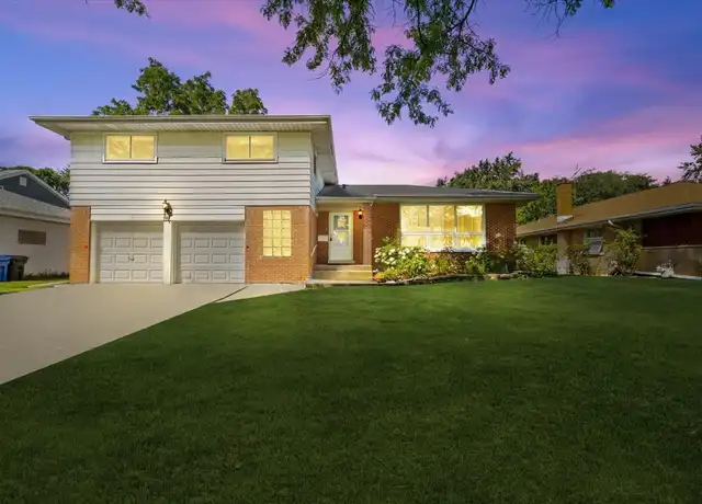 Property at 300 S We Go Trl, Mount Prospect, IL, 60056, 4 beds, 2.5 baths, [object Object]
