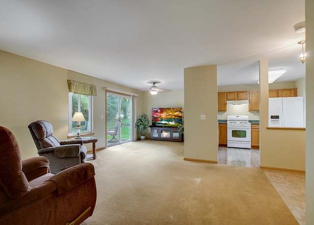 Photo of 2314 Woodside Dr, Carpentersville, IL 60110