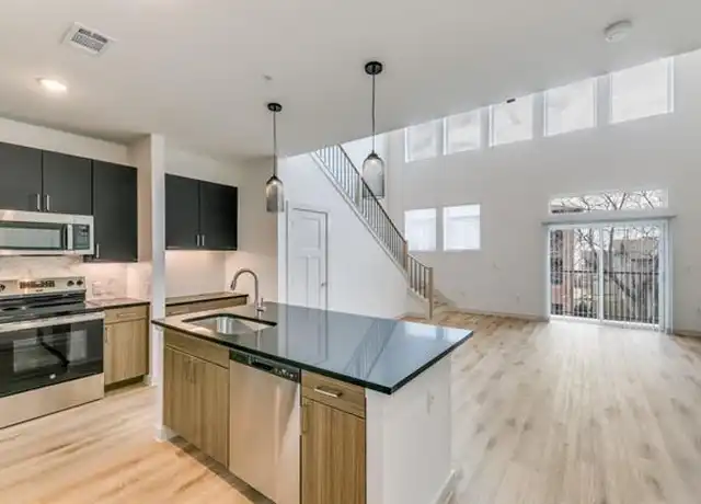 Property at 512 S Ewing Ave Unit 403, Dallas, TX, 75203, 1 bed, 1 bath, [object Object]