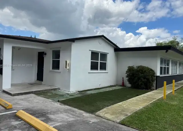 Property at 401 SE 10th St Unit rear, Hallandale Beach, FL, 33009, 2 beds, 1 bath, [object Object]