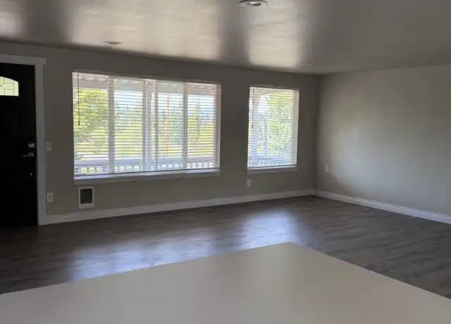 Property at 1718 Scenic Dr Unit A, Everett, WA, 98203, 3 beds, 1 bath, [object Object]