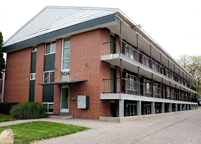 Property at Shiawassee Apartments - 906 E Shiawassee St, Lansing, MI, 48912, 1 bed, 1 bath, [object Object]