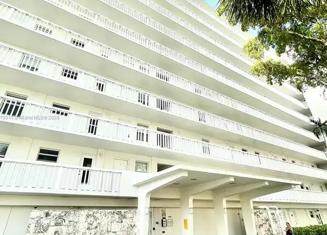 Property at 2555 NE 11th St #405, Fort Lauderdale, FL, 33304, 1 bed, 1 bath, [object Object]