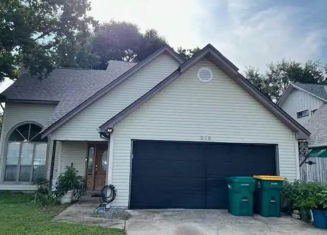 Property at 218 Woodland Park Cir, Mary Esther, FL, 32569, 4 beds, 2 baths, [object Object]
