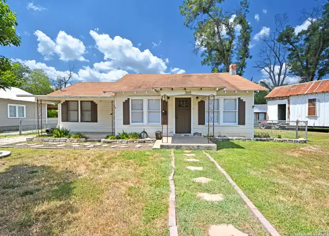 Property at 365 E Faust St, New Braunfels, TX, 78130, 2 beds, 1 bath, [object Object]