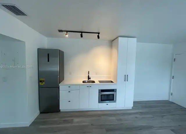 Property at 323 Washington Ave #7, Miami Beach, FL, 33139, 1 bed, 1 bath, [object Object]