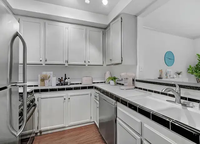 Photo of 311 S Swall Dr, Los Angeles, CA 90048