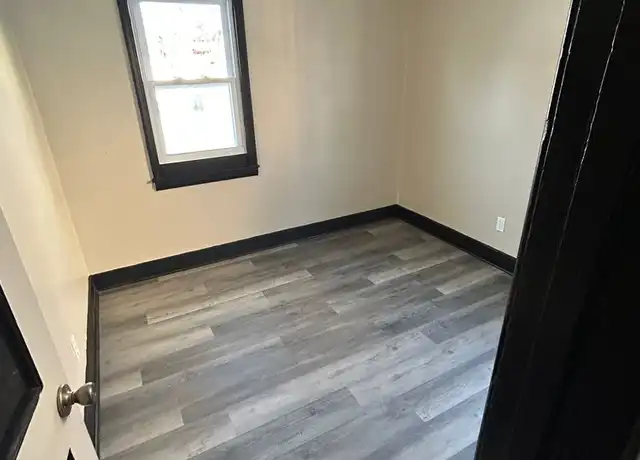 Property at 1112 W 4th St, Waterloo, IA, 50702, 2 beds, 1 bath, [object Object]