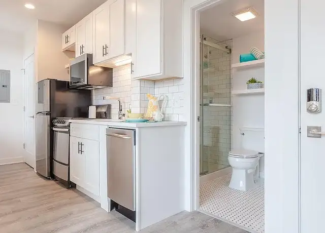 Photo of 851 W Montrose Ave, Chicago, IL 60613