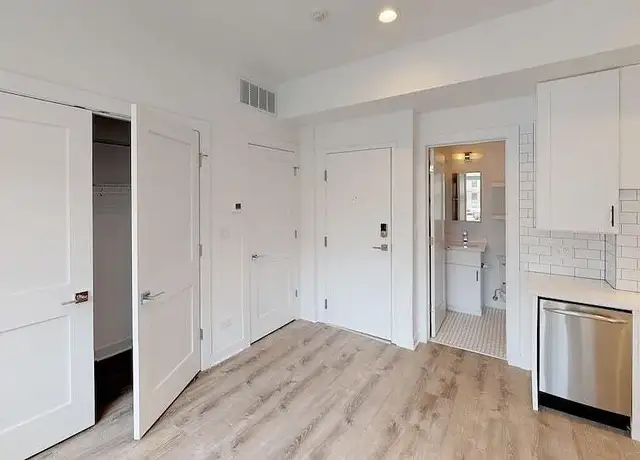 Photo of 851 W Montrose Ave, Chicago, IL 60613