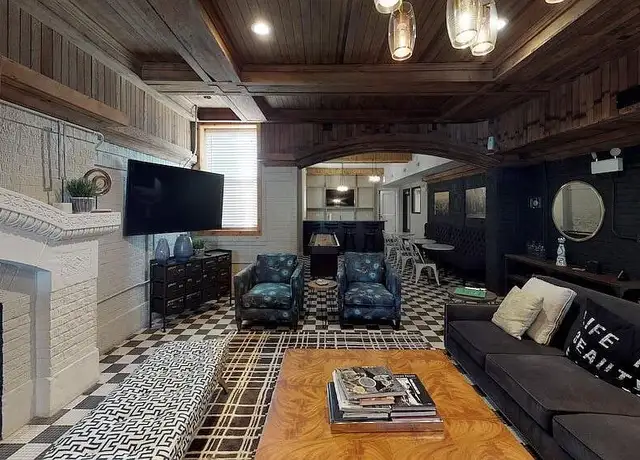 Photo of 851 W Montrose Ave, Chicago, IL 60613