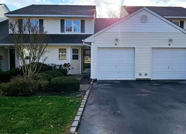 Property at 46 Blueberry Cmns, Riverhead, NY, 11901, 2 beds, 1.5 baths, [object Object]