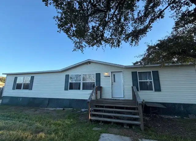 Property at 1252 N Main St, Boerne, TX, 78006, 3 beds, 2 baths, [object Object]