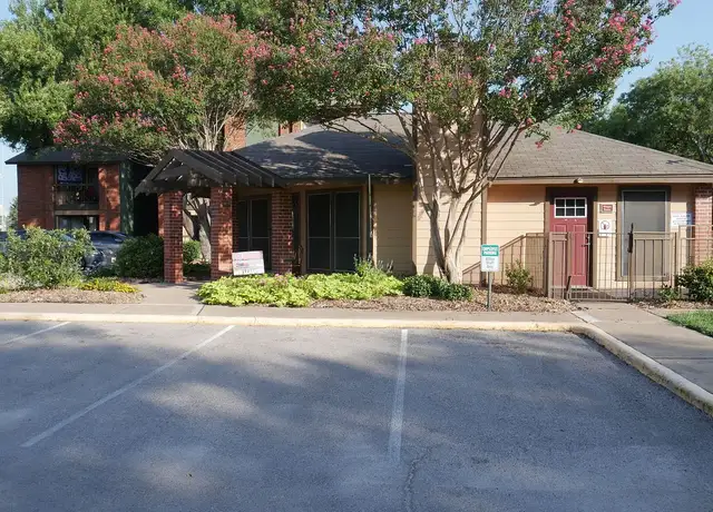 Photo of 200 Robbie Ln, San Marcos, TX 78666
