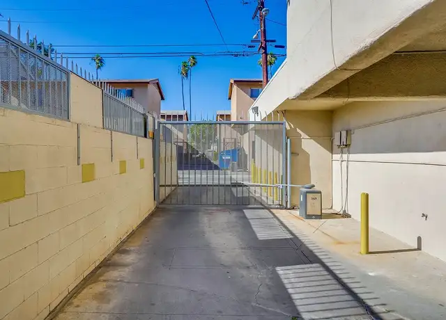 Photo of 621 E 99th St, Inglewood, CA 90301