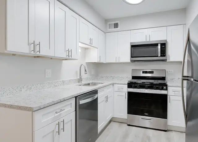 Photo of 136 Greenway Trl, Carol Stream, IL 60188