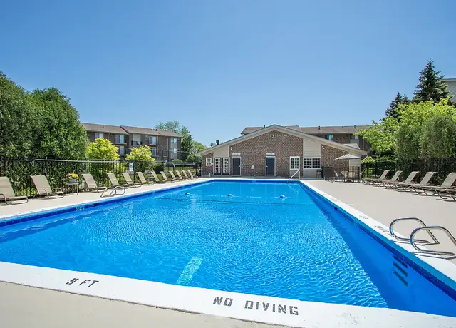 Photo of 136 Greenway Trl, Carol Stream, IL 60188