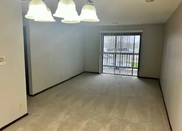 Property at 3120 W Willow Knolls Dr Unit 1, Peoria, IL, 61614, 2 beds, 1 bath, [object Object]