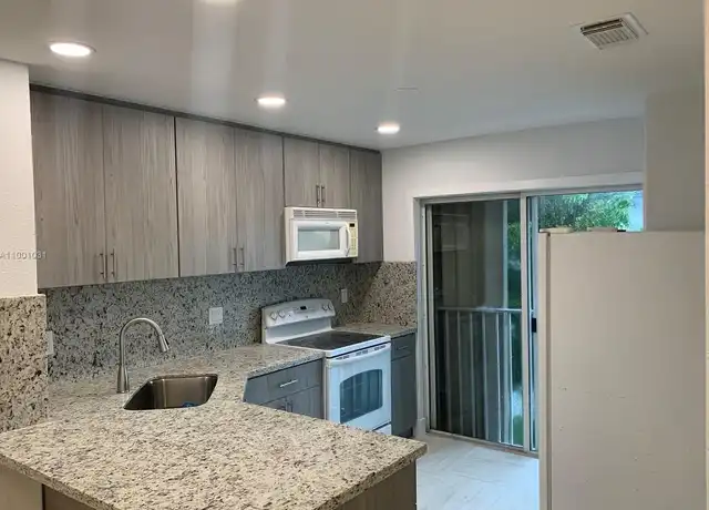 Property at 5725 NW 109th Ave, Doral, FL, 33178, 3 beds, 2 baths, [object Object]