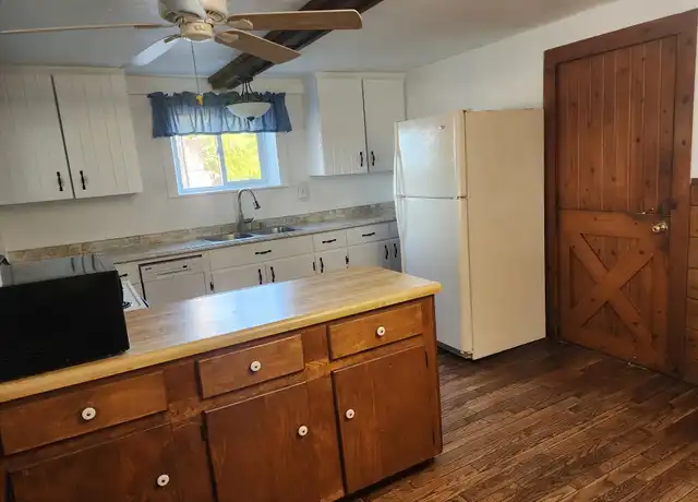 Property at 307 W Wisconsin Ave Unit 307, Pewaukee, WI, 53072, 3 beds, 1.5 baths, [object Object]