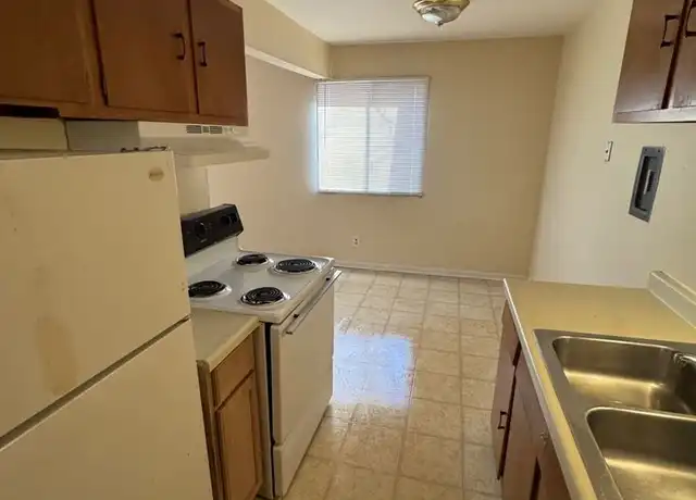 Property at 829 N Court St Unit 829-12, Rockford, IL, 61103, 1 bed, 1 bath, [object Object]