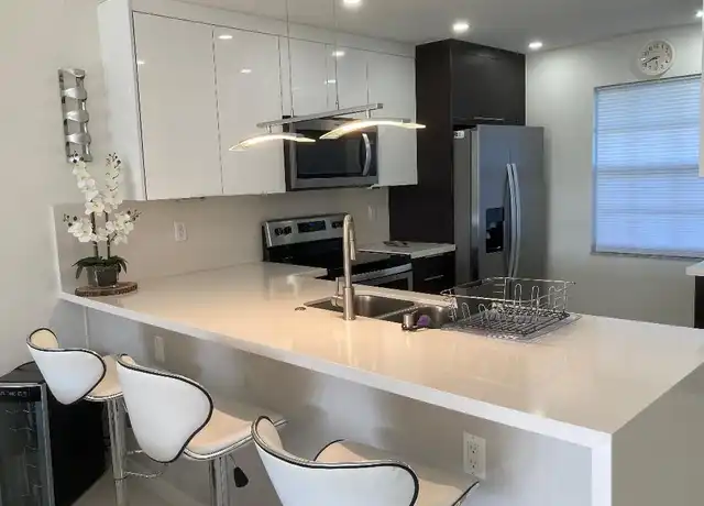 Property at 565 Oaks Ln #305, Pompano Beach, FL, 33069, 2 beds, 2 baths, [object Object]